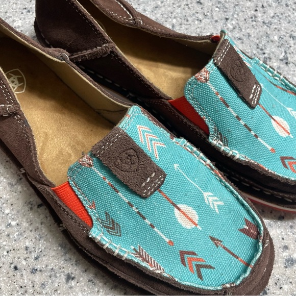NWOT Ariat Brown and Teal Arrow Print Cruisers - Picture 2 of 5